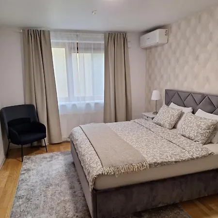 Апартаменти Spacious Townhouse With Terrace And Parking *