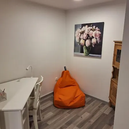 Апартаменти Spacious Townhouse With Terrace And Parking