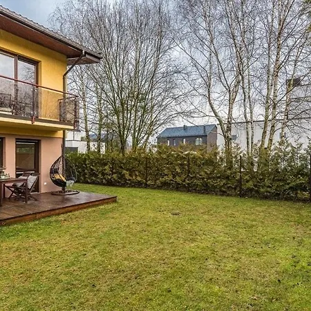 Апартаменти Spacious Townhouse With Terrace And Parking